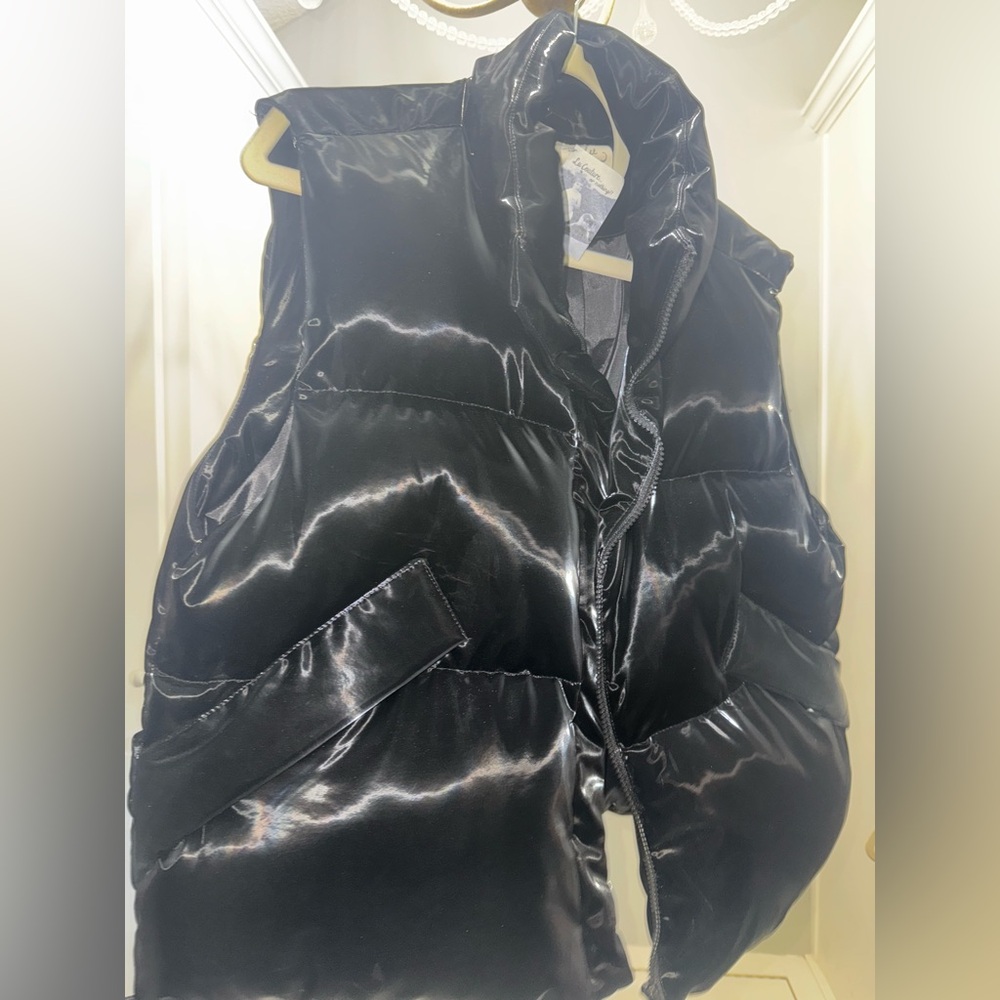 NWT - Artistic Works by Lu - Black Arctic Puffer Vest (Medium)